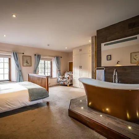 Bordriggs Farm Grade 2 Listed 6 Bedroom, Hot Tub, 13 Guests, 3 Properties *