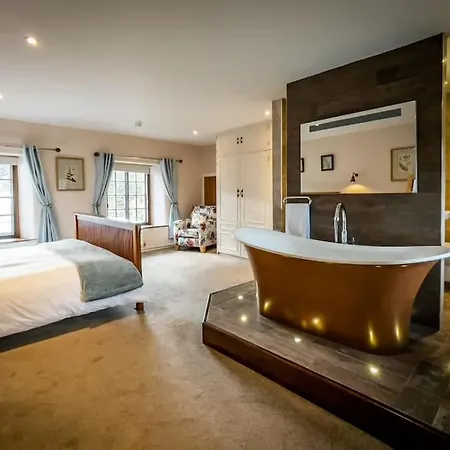Bordriggs Farm Grade 2 Listed 6 Bedroom, Hot Tub, 13 Guests, 3 Properties