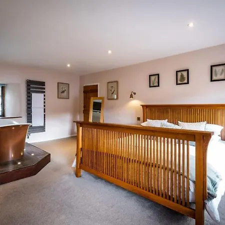펜션 Bordriggs Farm Grade 2 Listed 6 Bedroom, Hot Tub, 13 Guests, 3 Properties 보우네스온윈더미어